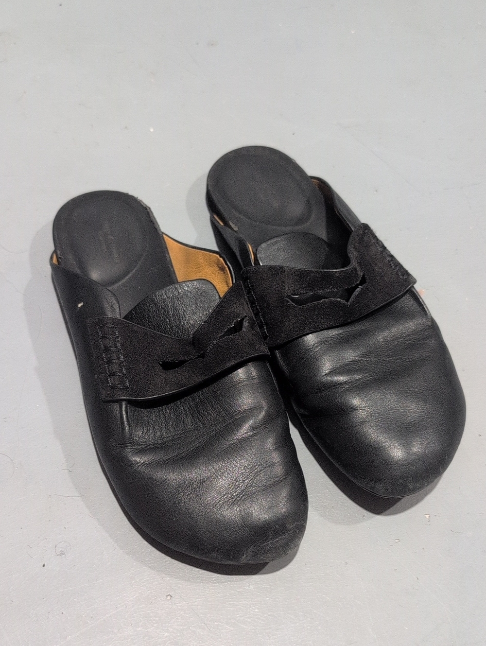 Womens's Black Leather Slip-On Clogs